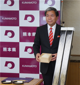 記者からの質問に答える蒲島知事の写真