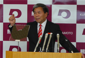 記者からの質問に答える蒲島知事の写真
