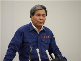 コメントする蒲島知事の写真