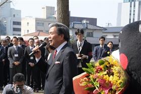 職員を前に挨拶をする蒲島知事の写真