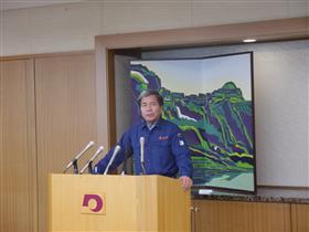 コメントする蒲島知事の写真