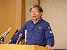 コメントする蒲島知事の写真