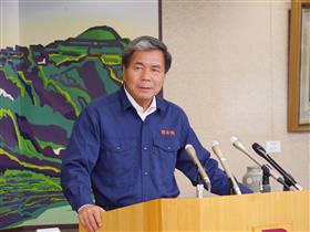 コメントする蒲島知事の写真