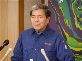 コメントする蒲島知事の写真