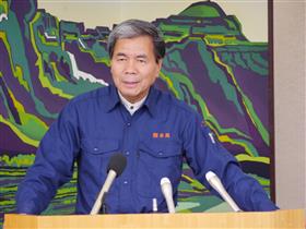 コメントする蒲島知事の写真