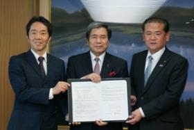 企業立地協定調印式の写真　左から鈴木代表取締役社長、蒲島知事、中村八代市長