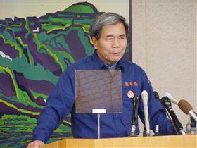 コメントする蒲島知事の写真