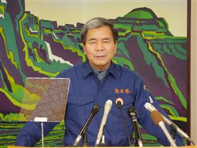 記者からの質問に答える蒲島知事の写真