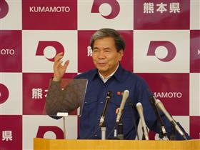 コメントする蒲島知事の写真