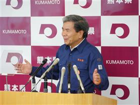 記者からの質問に答える蒲島知事の写真