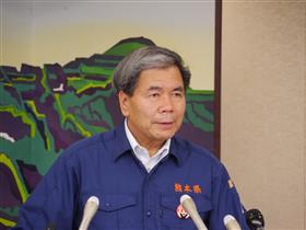 コメントする蒲島知事の写真