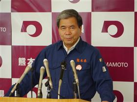 コメントする蒲島知事の写真