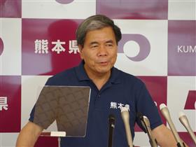 コメントする蒲島知事の写真