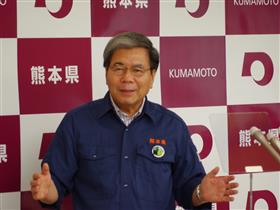 記者からの質問に答える蒲島知事の写真