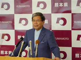 コメントする蒲島知事の写真