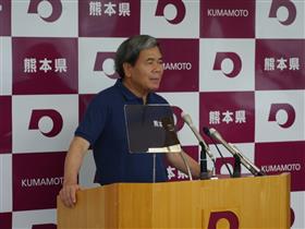 コメントする蒲島知事の写真