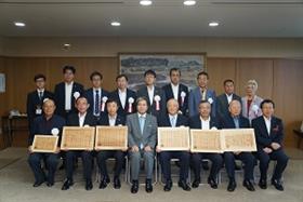 知事と受賞者との記念写真