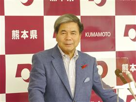 コメントする蒲島知事の写真