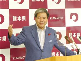 コメントする蒲島知事の写真