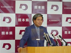 コメントする蒲島知事の写真