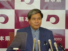 コメントする蒲島知事の写真