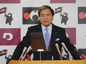 コメントする蒲島知事の写真
