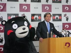 コメントする蒲島知事の写真
