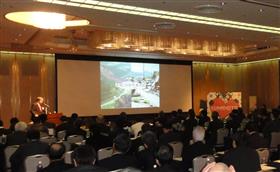 「創造的復興に向けた取り組み」について講演を行う蒲島知事の画像