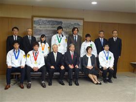成績報告会の記念撮影の写真