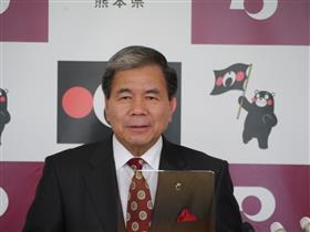 コメントする蒲島知事の写真