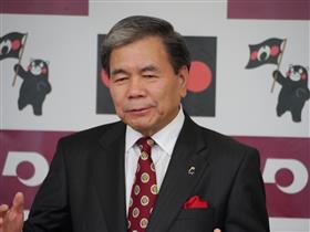 記者からの質問に答える蒲島知事の写真