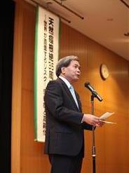 天然痘根絶35周年記念講演会で挨拶をする蒲島知事の写真