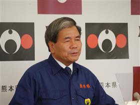 コメントする蒲島知事の写真