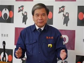 コメントする蒲島知事の写真