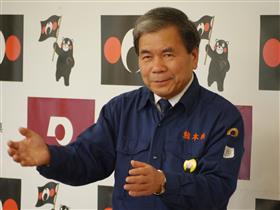 記者からの質問に答える蒲島知事の写真