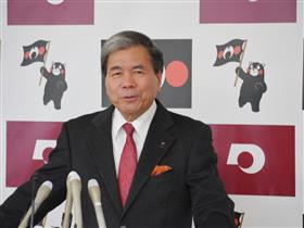 コメントする蒲島知事の写真
