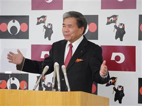 コメントする蒲島知事の写真