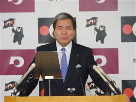 コメントする蒲島知事の写真