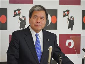 記者からの質問に答える蒲島知事の写真
