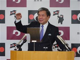 記者からの質問に答える蒲島知事の写真