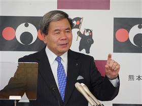 記者からの質問に答える蒲島知事の写真