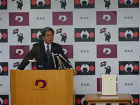 コメントする蒲島知事の写真