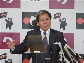 コメントする蒲島知事の写真