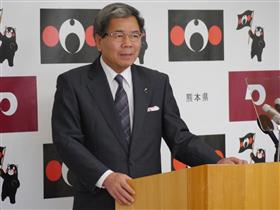 記者からの質問に答える蒲島知事の写真