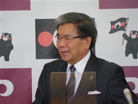 記者からの質問に答える蒲島知事の写真