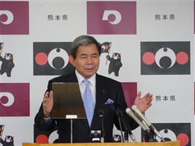 コメントする蒲島知事の写真