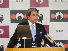 記者からの質問に答える蒲島知事の写真