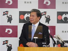 記者からの質問に答える蒲島知事の写真