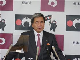 コメントする蒲島知事の写真