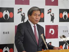 記者からの質問に答える蒲島知事の写真